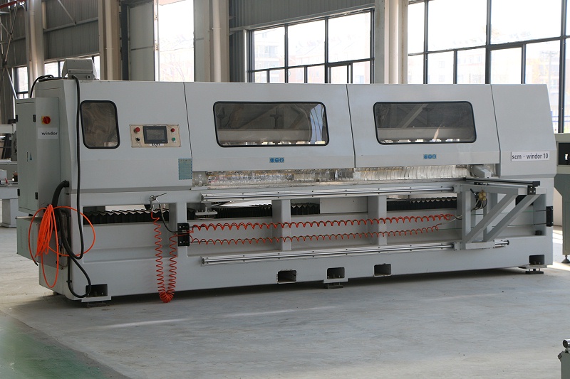 鋁包木門(mén)窗機(jī)器展示